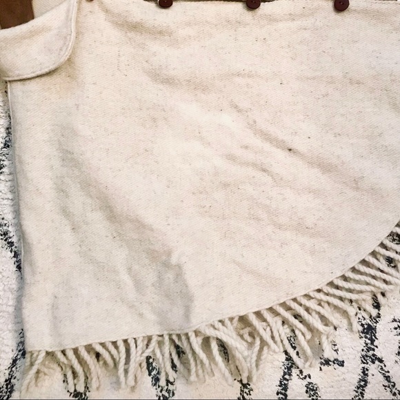 Vintage handcrafted wool poncho - Picture 10 of 10